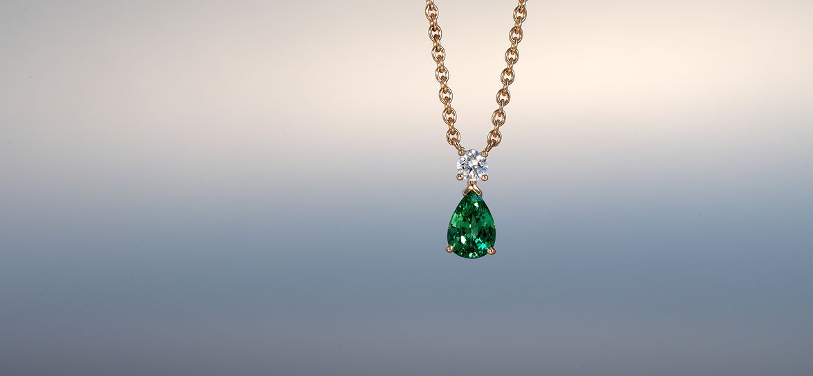 Tsavorite with diamonds in rosegold