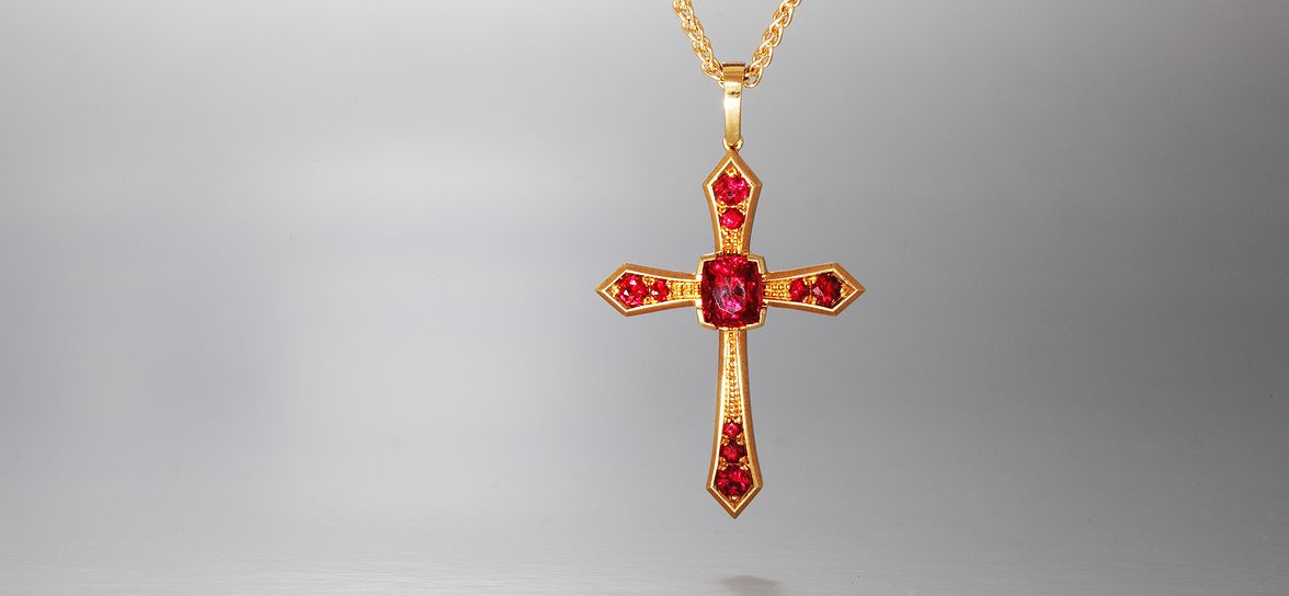 Spinel in rose gold cross